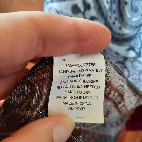 Gray maroon paisley pattern knit scarf with fringe - Picture 9 of 9